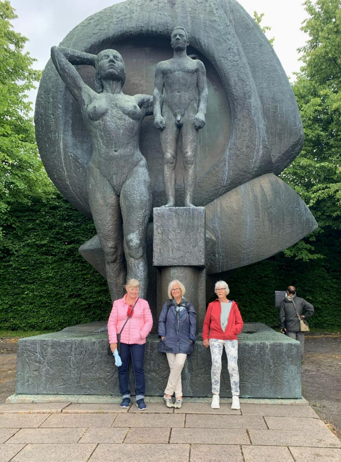 Foran minnesmerket for de falne fra andre verdenskrig står Marit Samland, Lise Aardahl og Anne Mari Shreiner