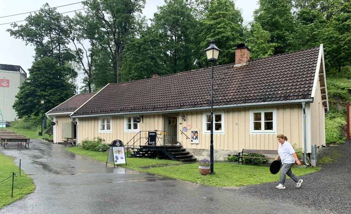 Litt Øs-Pøs og løping mellom bygene på Bærums verk. Her fra Verksgata med bygninger fra 1700 tallet