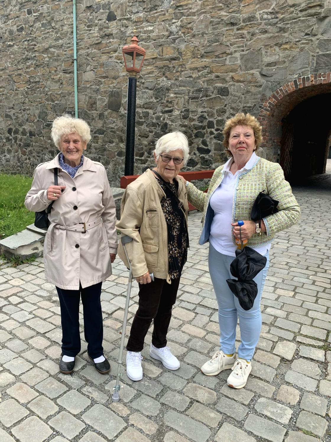 Tre damer som er fornøyd med omvisningen på Festningen, Berit Hansen, Mary Kristiansen og Lill Mari Thorvaldsen