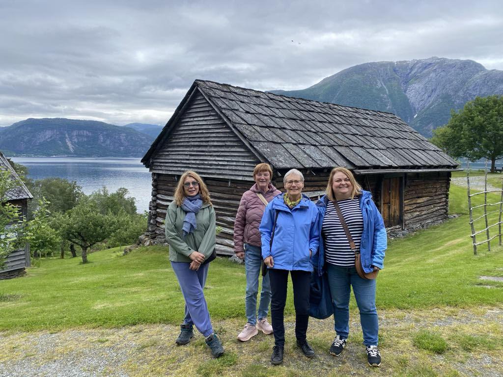 Fire kvinner ute på museumsområdet