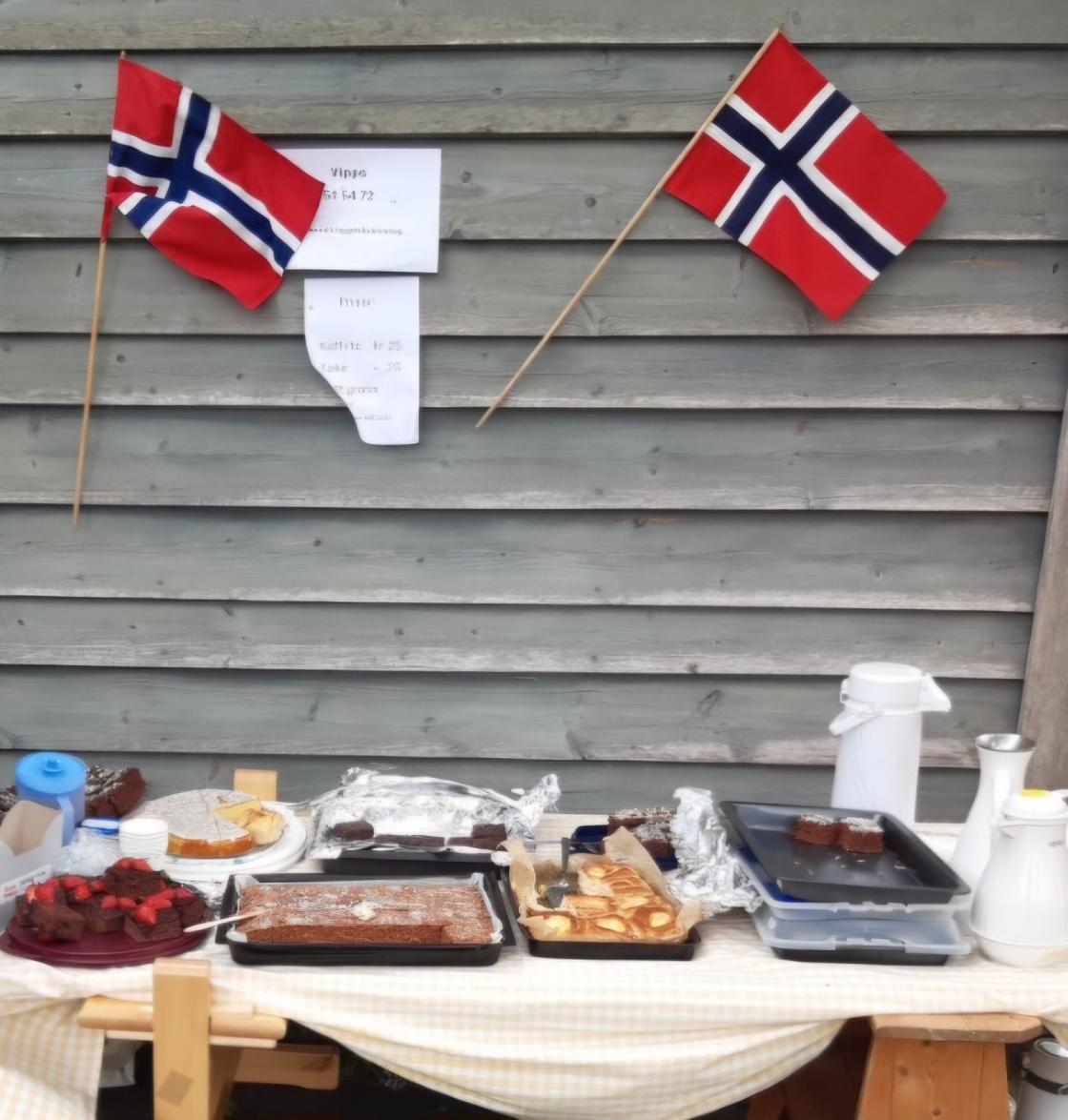 Bord med kaker og norske flagg