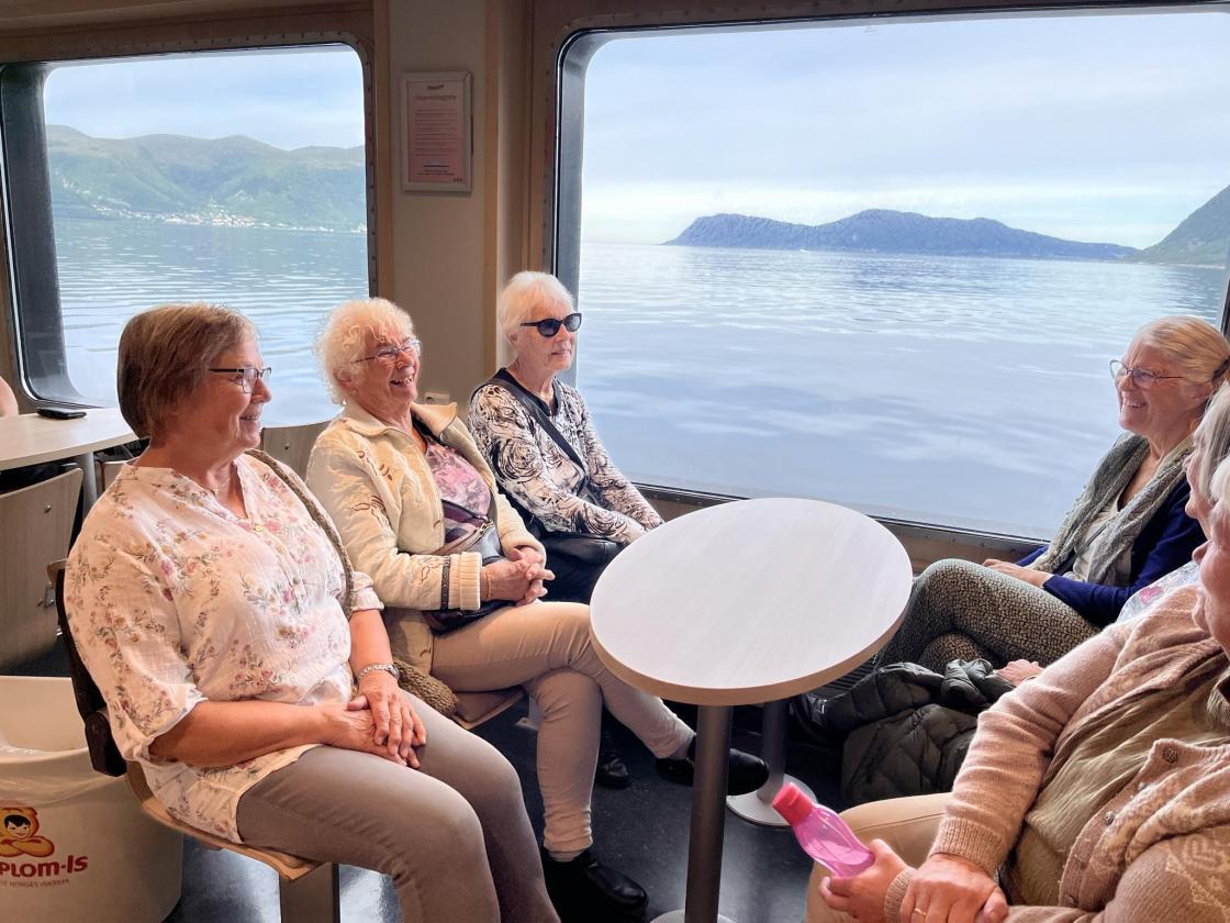 Kaffi og sveler eller anna mat, og dogåing på ferja.