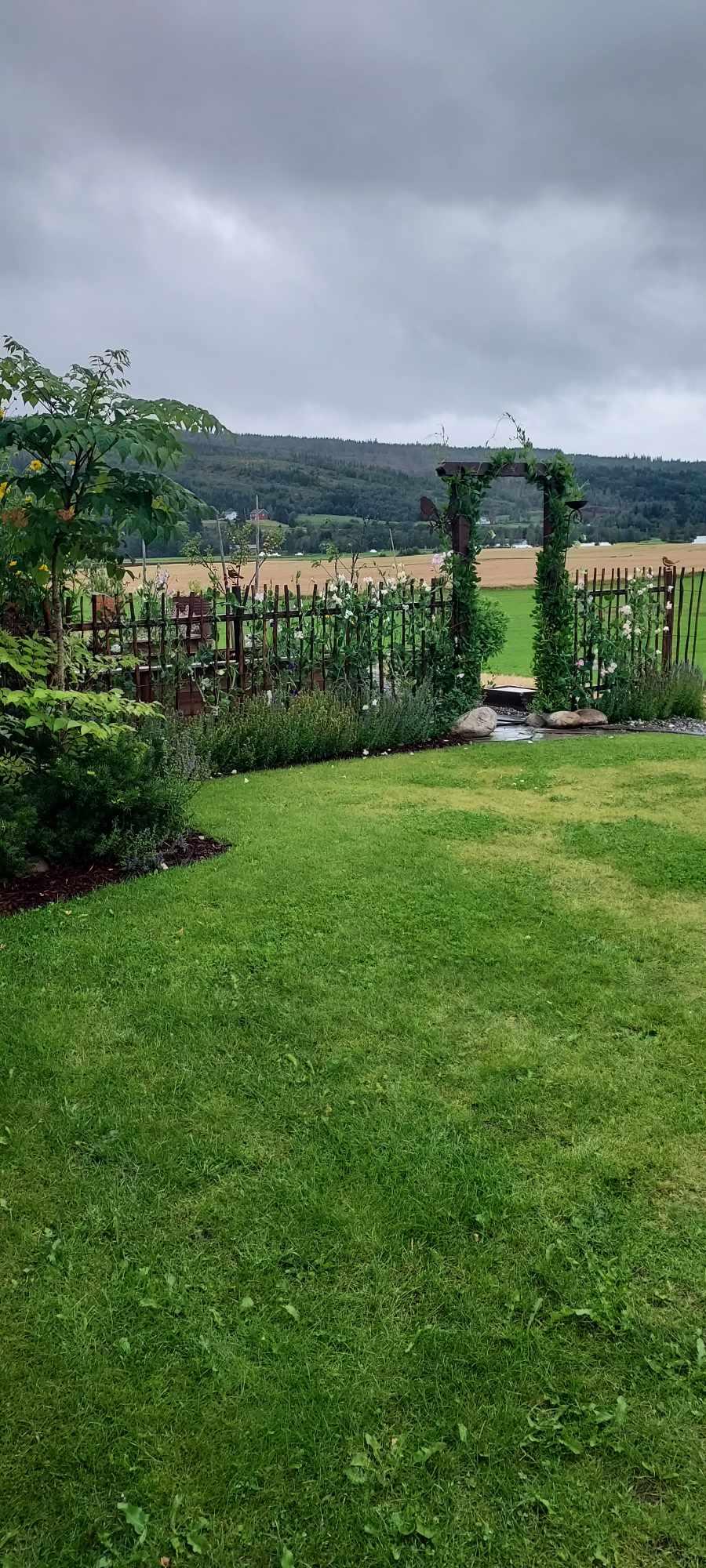 gjerde med portal i hage