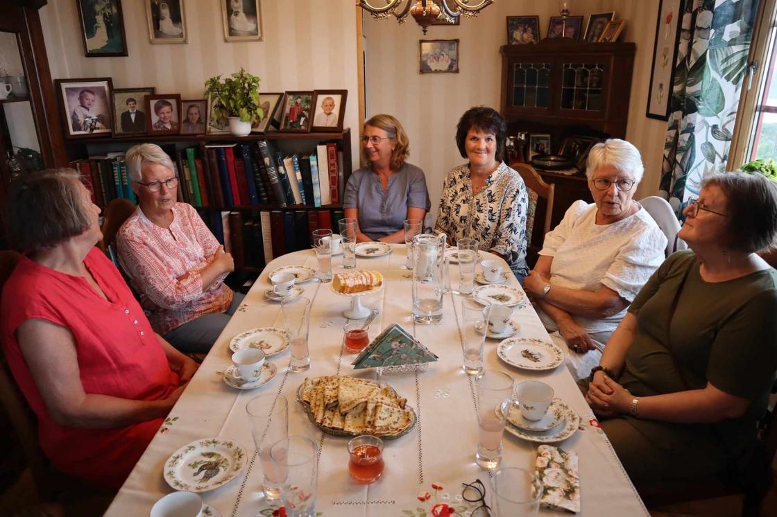 Damen koser seg med kaffebordet.