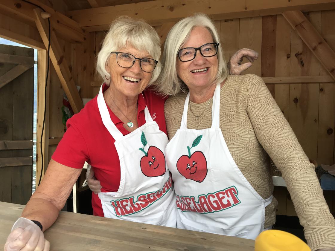 Bodil og Marit klare i pølsebua.