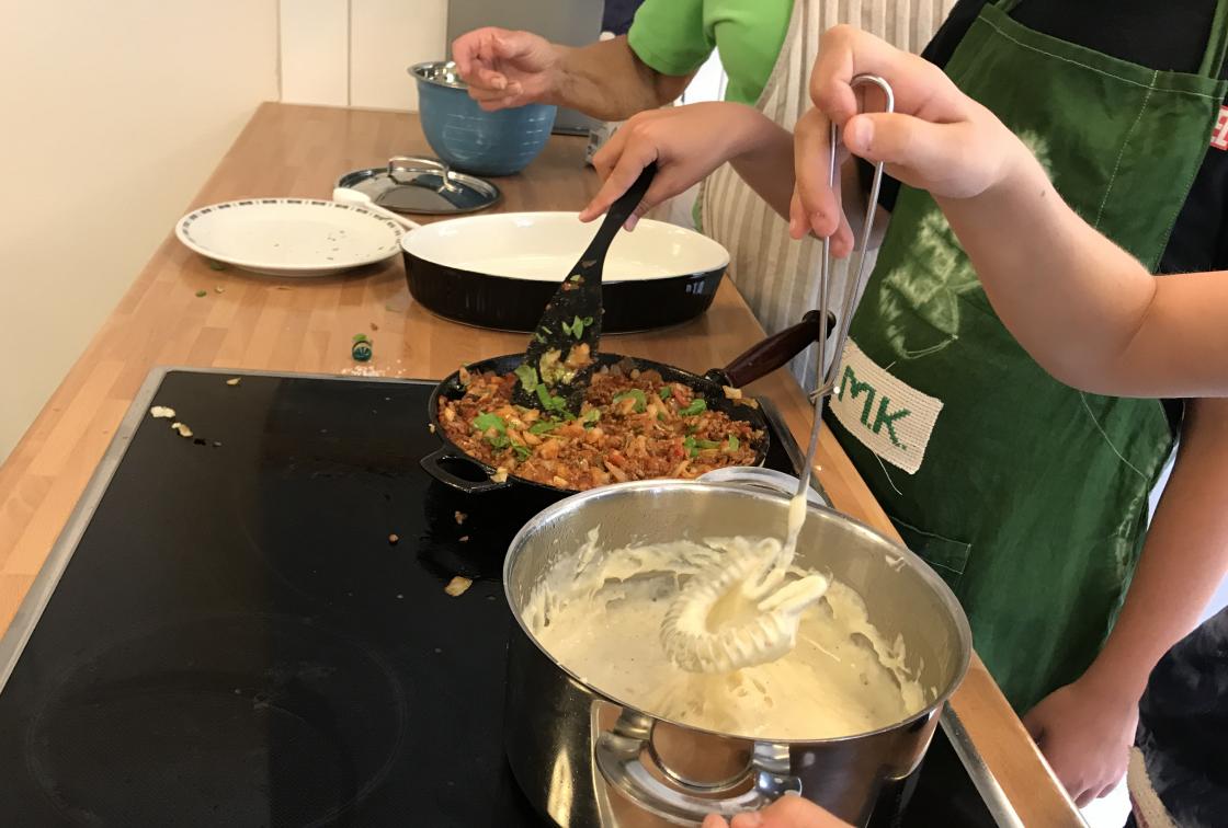 Kjøtsaus og ostesaus, snart klart for omnen.