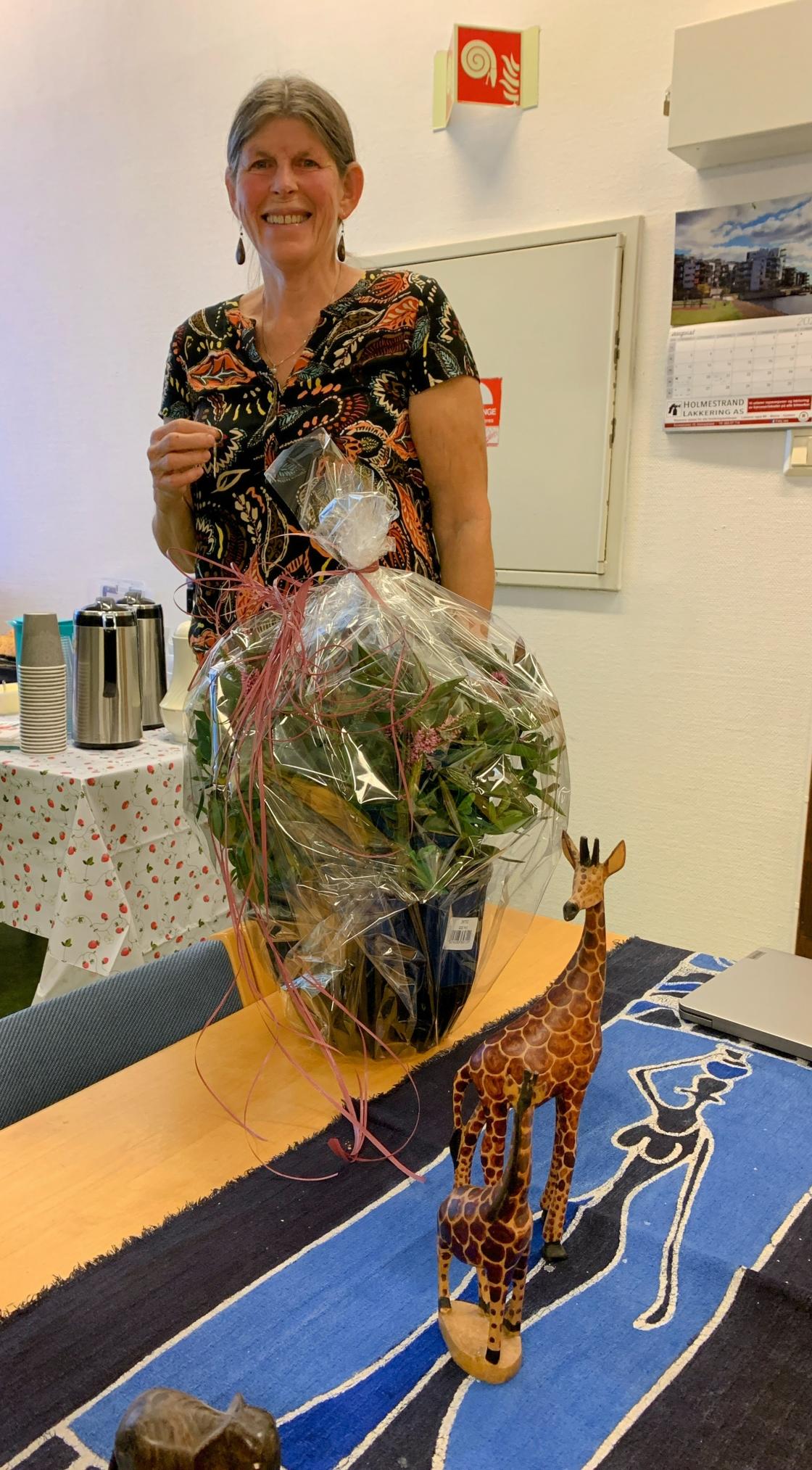 Inger Johanne med velfortjent blomt etter foredraget