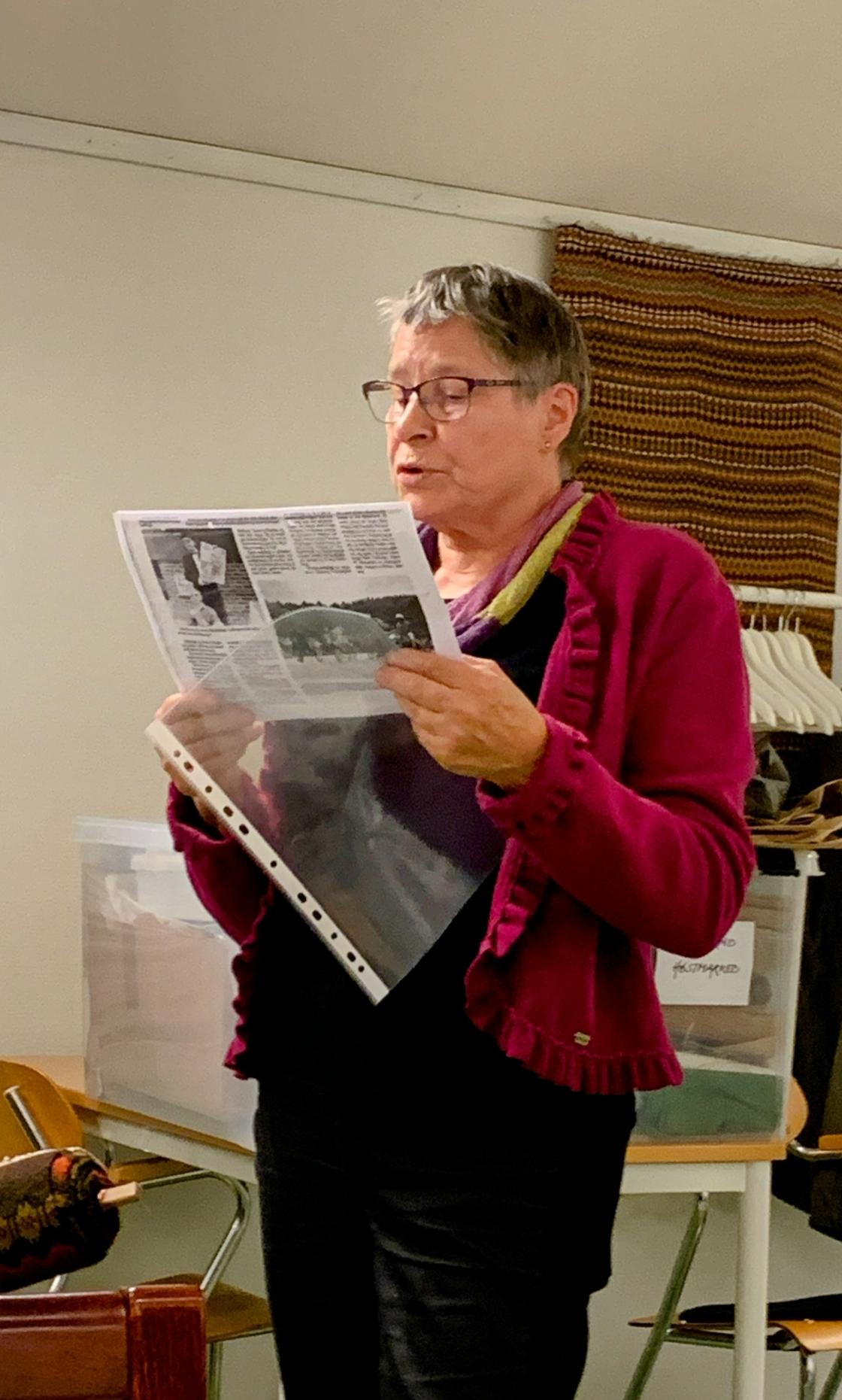 Anne Berit Finden rundet av møtet med opplesning fra en avisside som skildret marked på Hillestad skole i 1992 med travløp
