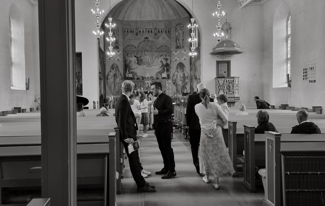 Puster lettet ut etter en vakker gjenomført Gudstjeneste med dåp, 4 års bok og ny sokneprest