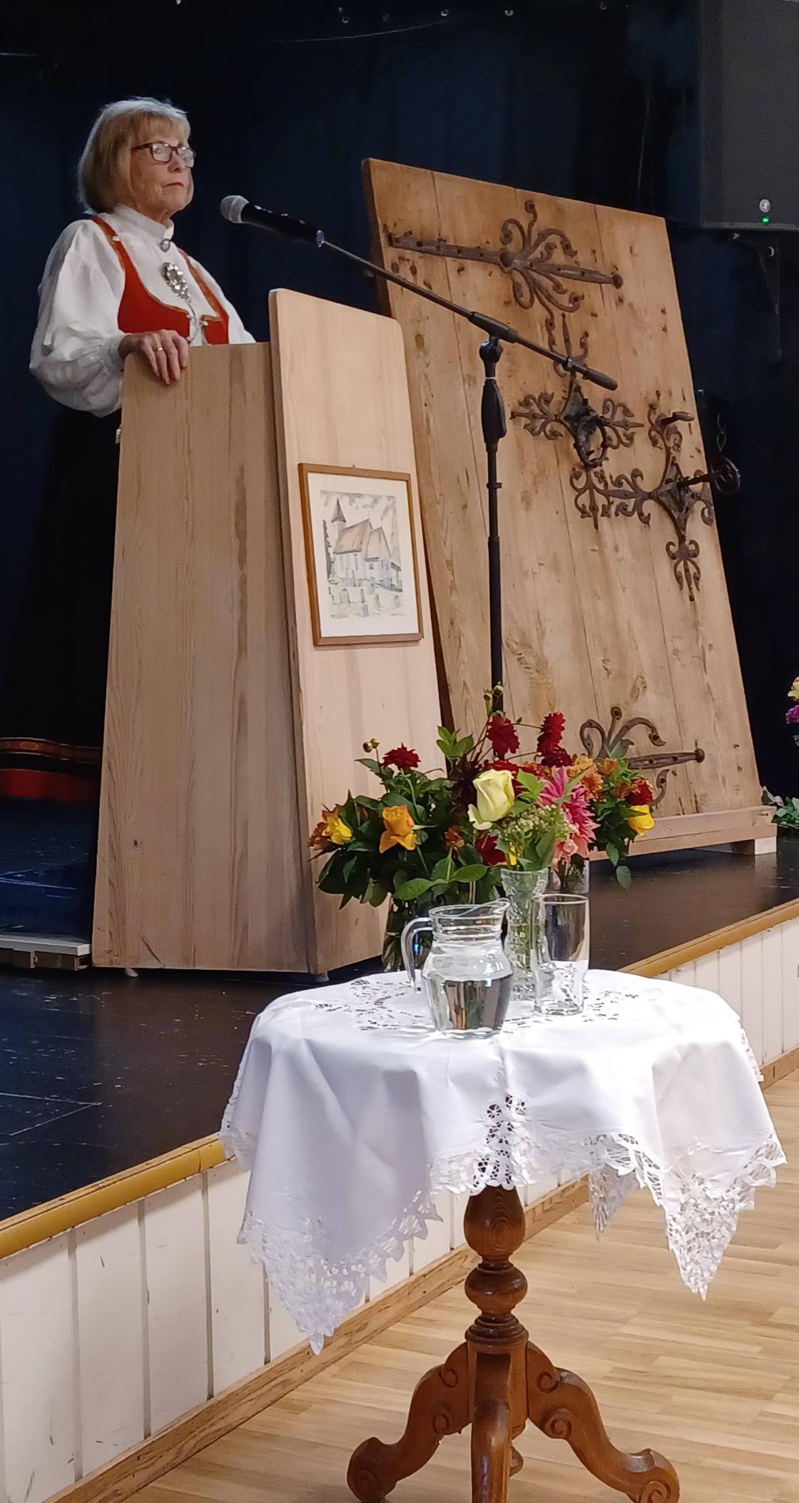 Torunn B Solberg ledet samværet på Fjellhall med stø hånd