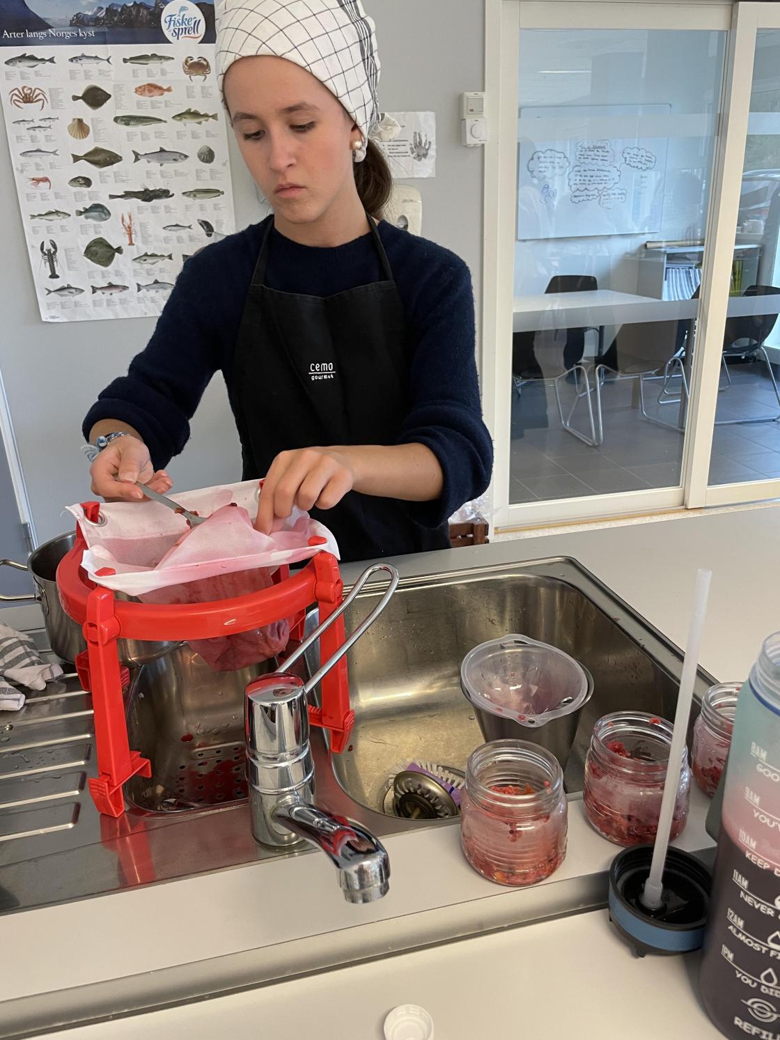 Laura fordeler det som er igjen i saftsilen. Det skal bli sorbet.