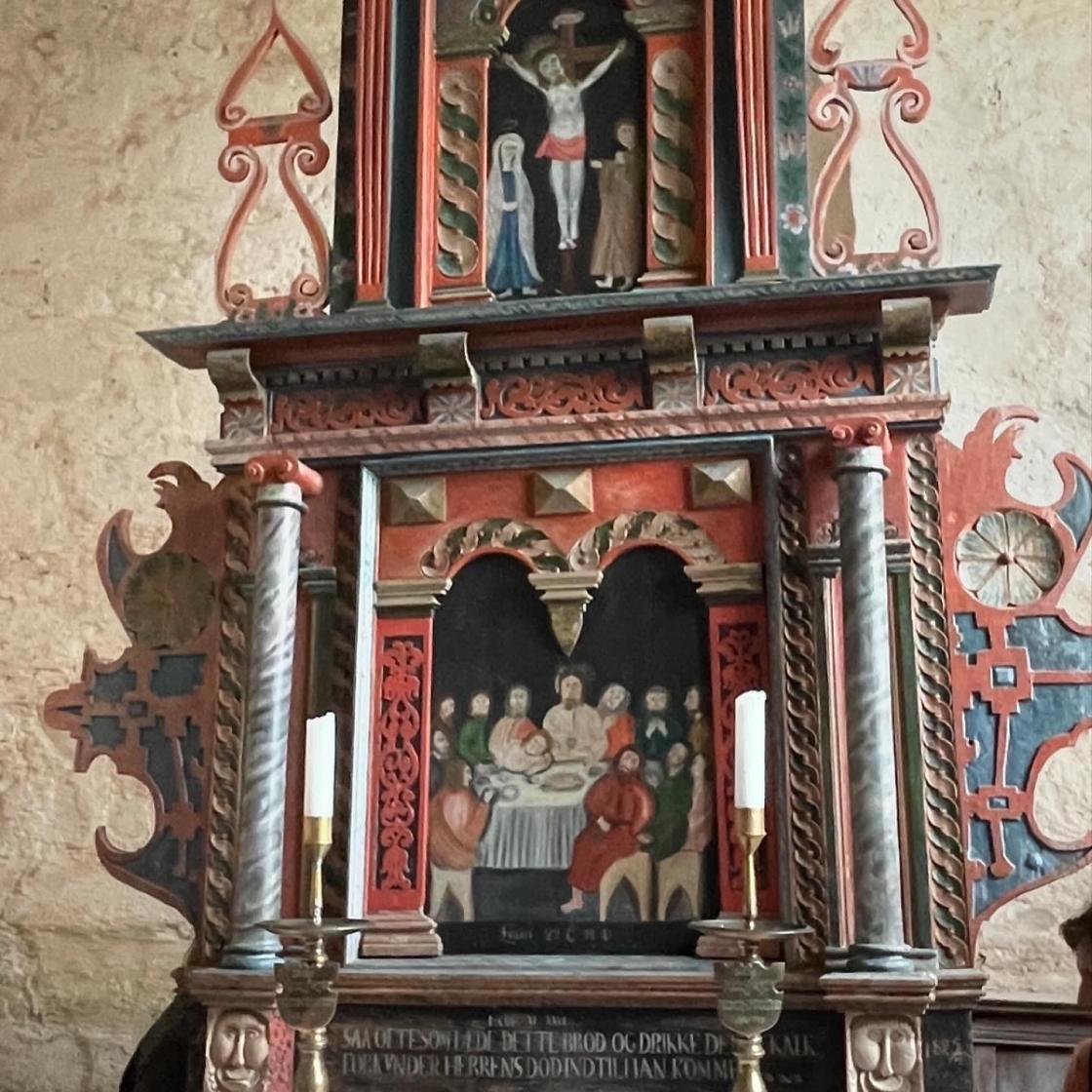 Altertavlen overmalt i 1825