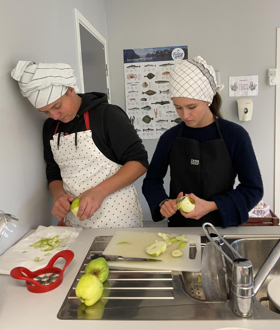 Emil og Laura forbereder eplemos.