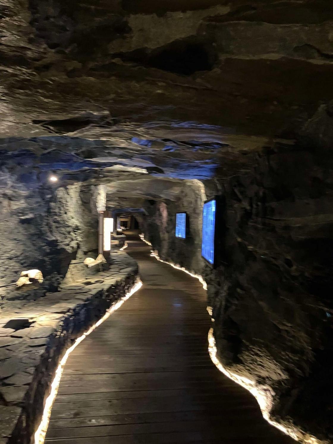 Steinriket, gruvegang under amfiet