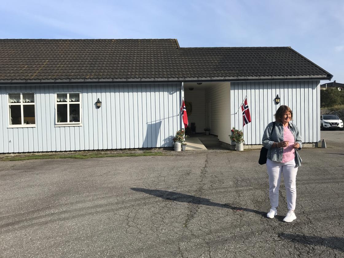 Bjørg er framme ved Skotten Skytterhus på Farstad