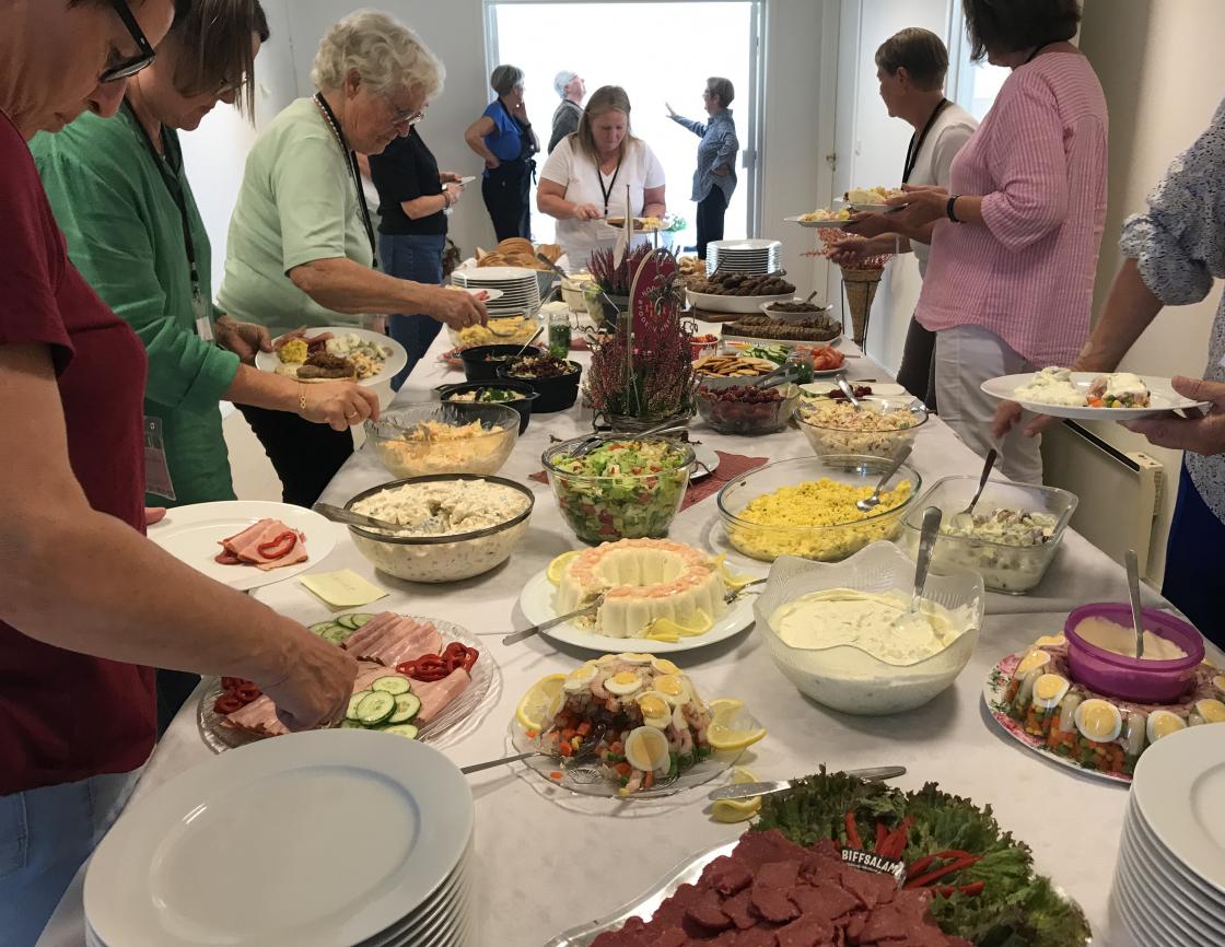 Årets lunchbord med cabareter, mange salater, kjøtt og fisk og nydeleg gjærbakst!