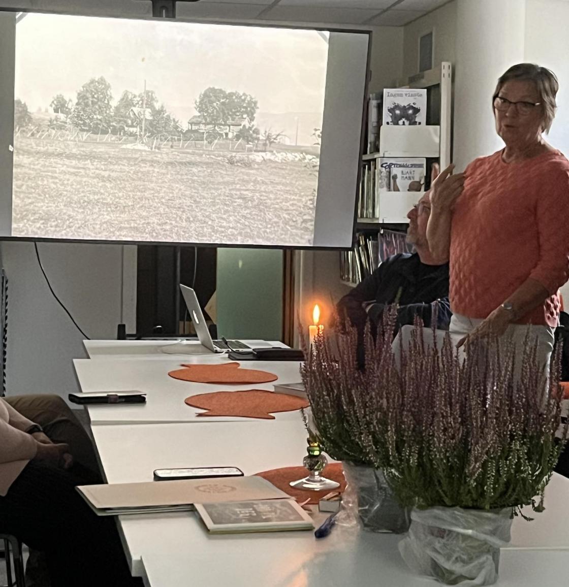 Judith viste gamle og nyare slektsbilde frå historia si.