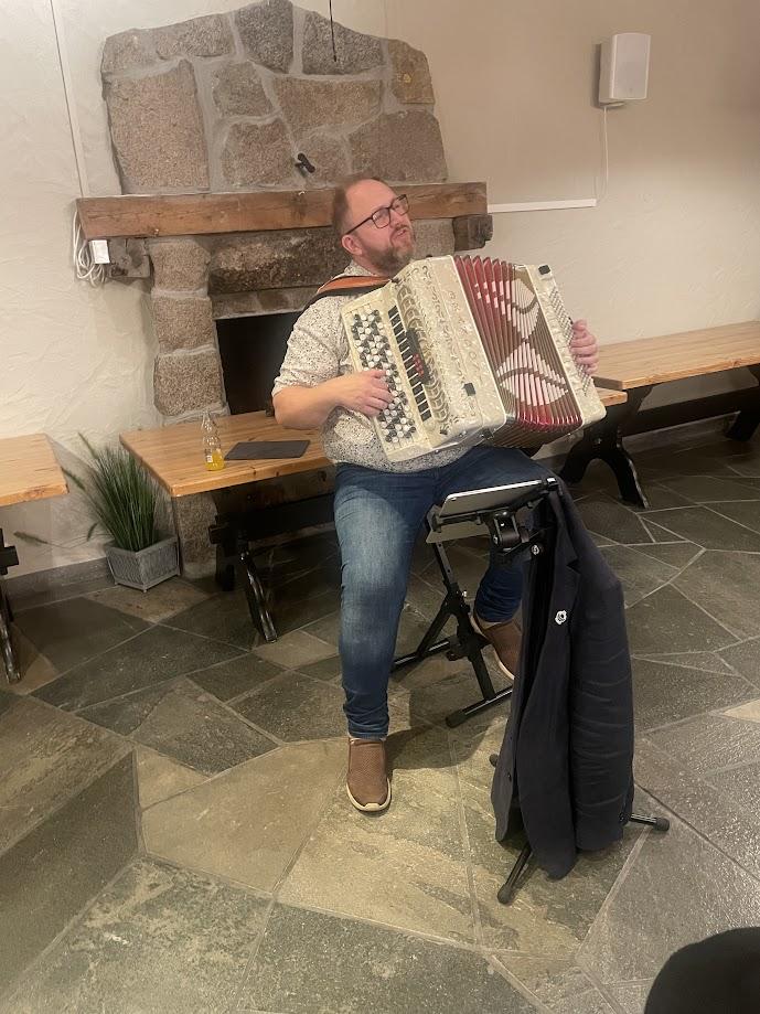 Odd Arne Halås som underheldt med historier og allsang.