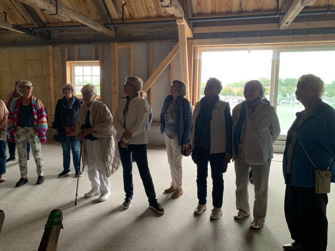 Lydhøre bygdedamer får høre historien