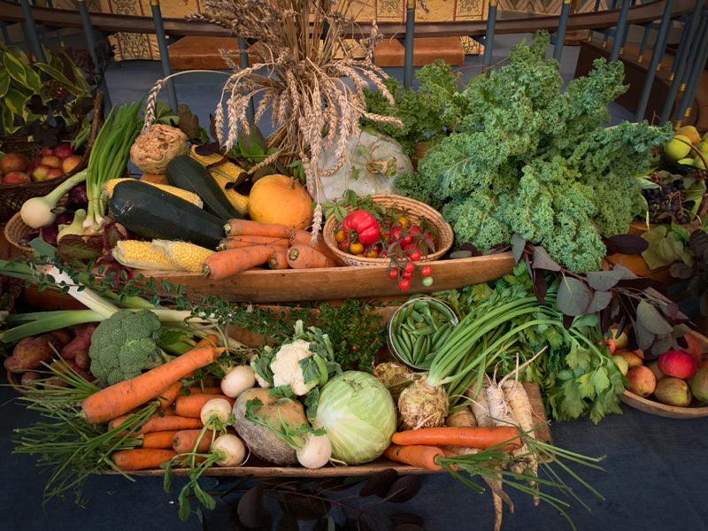 Flere "etasjer" med fristende frukt og grønnsaker