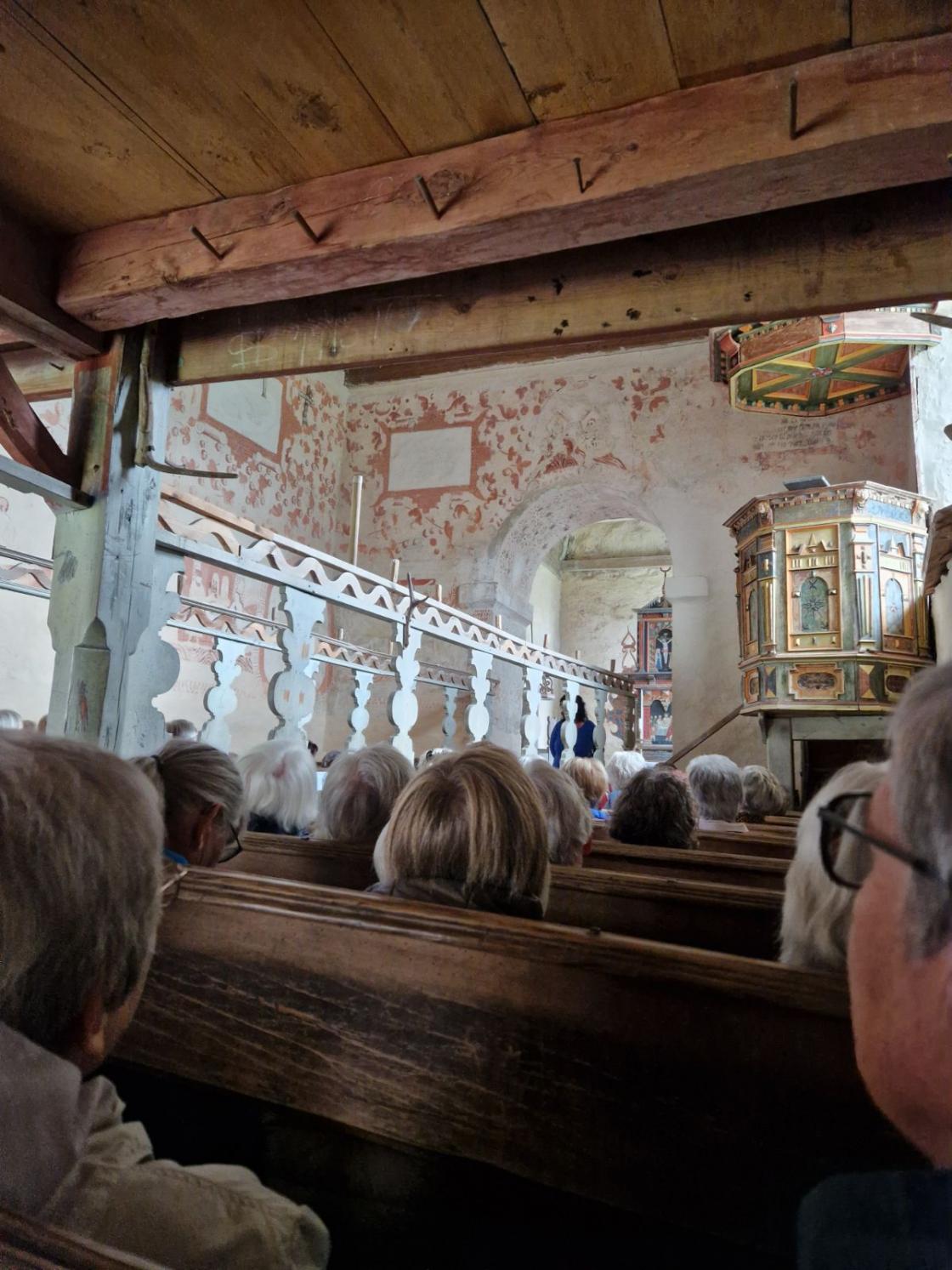 Publikum inne i Moster gamle kyrkje