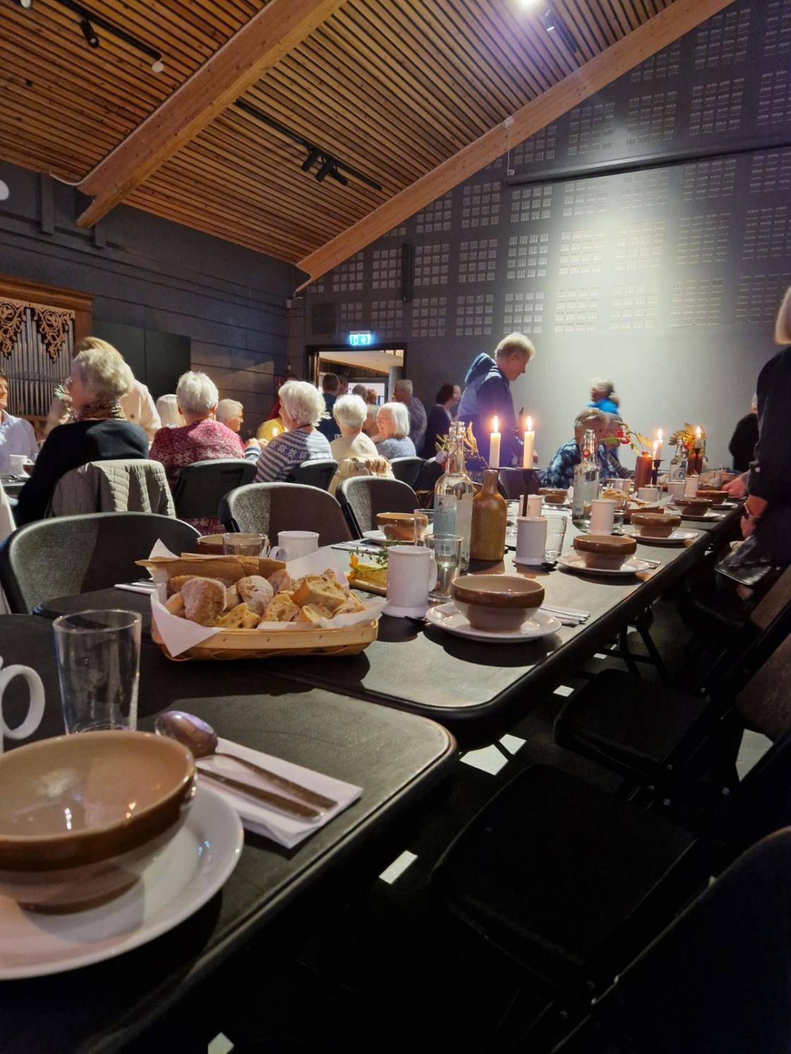 Matservering inne på Moster Amfi, personar rundt bord og mat