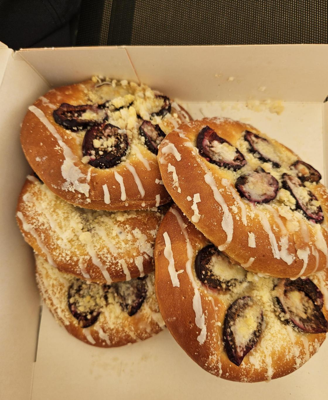 Bollar med plommer på