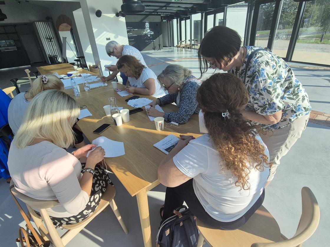 Damer rundt eit bord