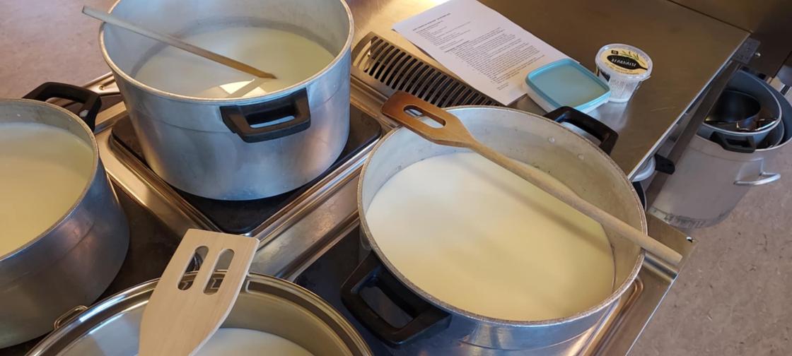 Gryter med melk og osteløype
