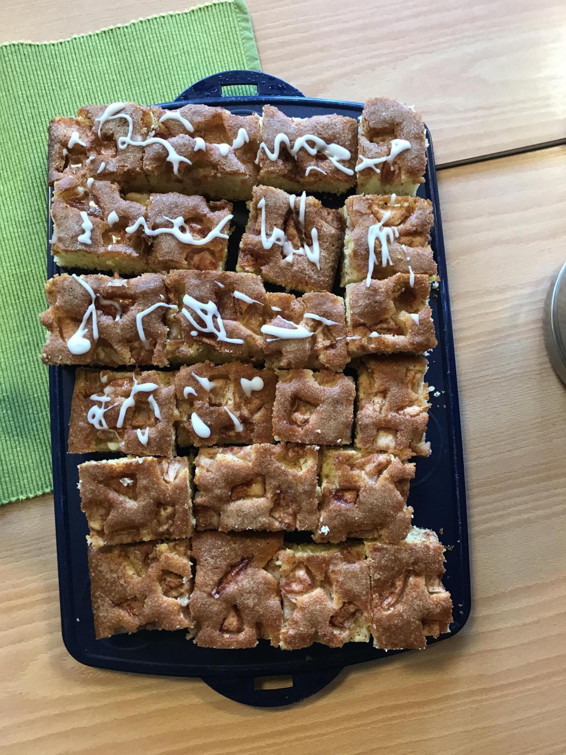 Elinor stilte med nydeleg eplekake, kaffi og twist fekk vi frå kjøkkenet.