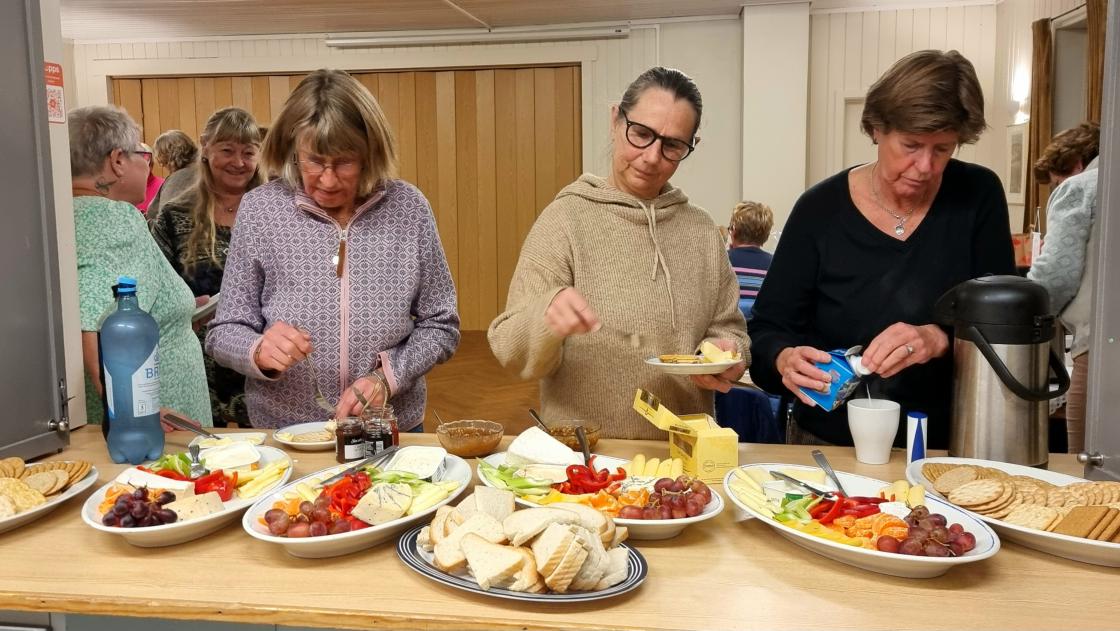 Servering av ostefat med spennende tilbehør