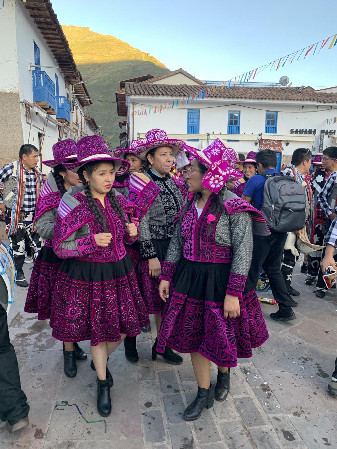 Pisac er en by i Den Hellige dal, her er det nå dans og festival