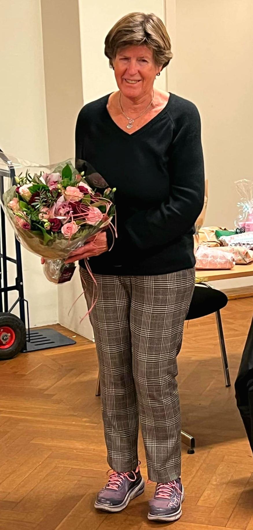 Blomster og stor takk til avtroppende leder, Wenche Torsøe