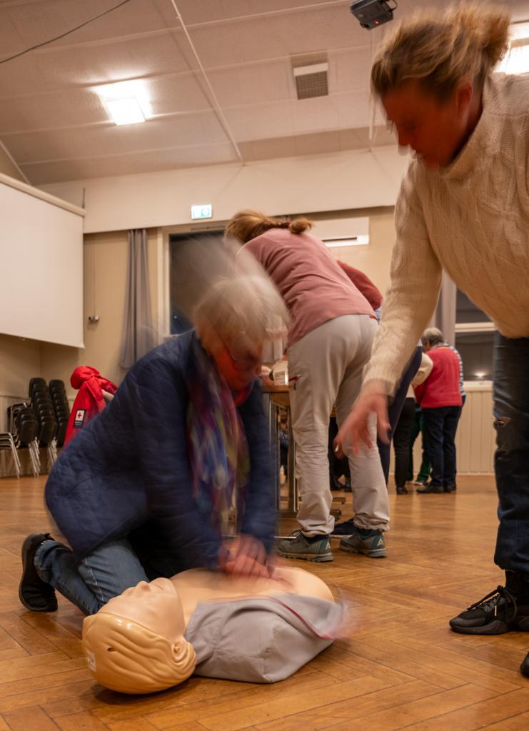Her får vi prøve oss på HLR, Hjerte og lunge redning