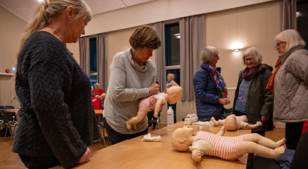 Om små barn har satt fremmedlegemet fast i hals-luftveier, hva da?