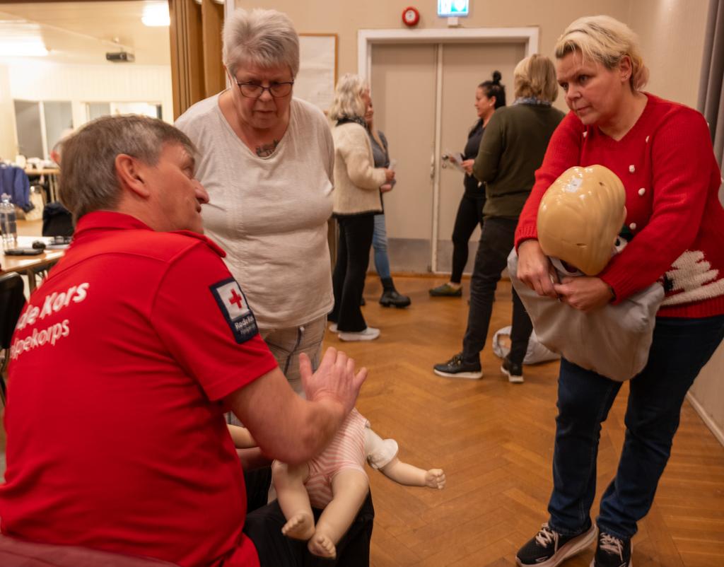 Kai Robert viser hvordan du "slår" og holder barnet, når fremmedlegemet sitter i luftveiene