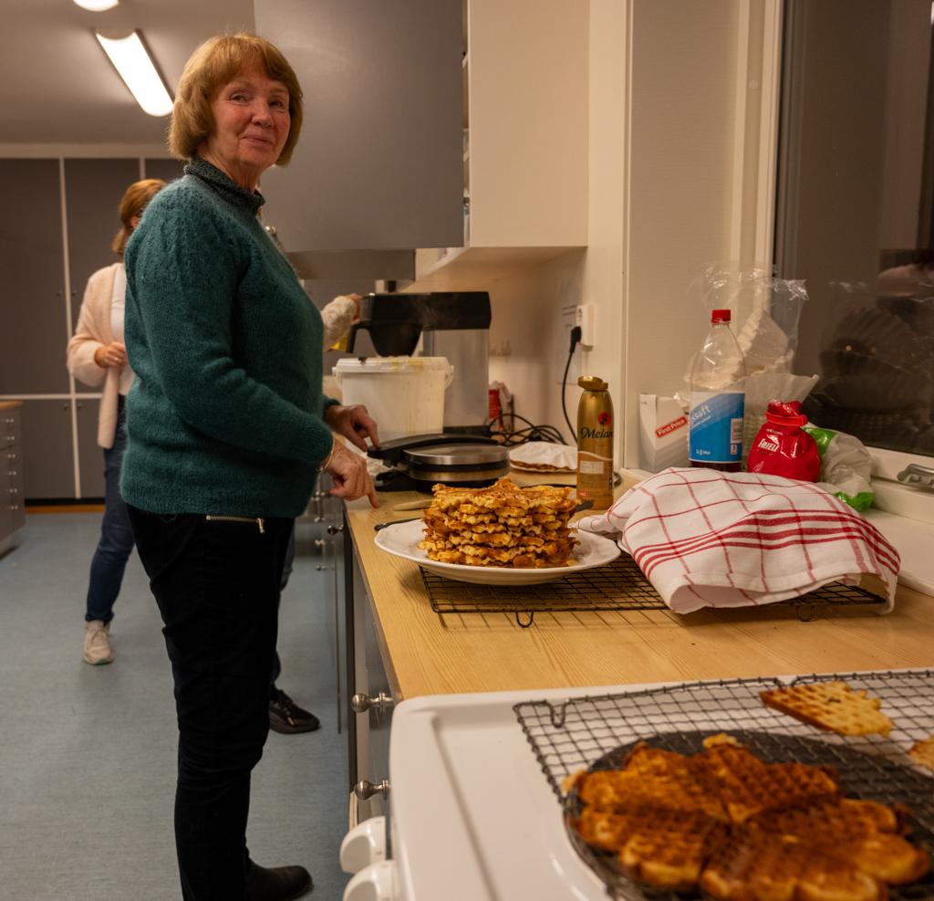 Vertinnene stekte store stabler med vafler, her Gunn Tove EllefsenV