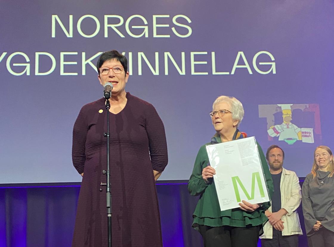 Anne Irene Myhr og Kari Støfringsdal tar imot prisen. Foto: Helle Cecilie Berger.