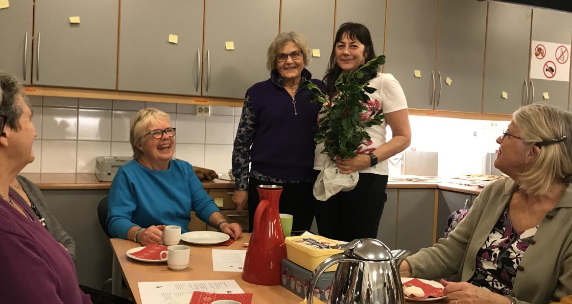 Solveig overrekte Scilla fine kristorngreiner.