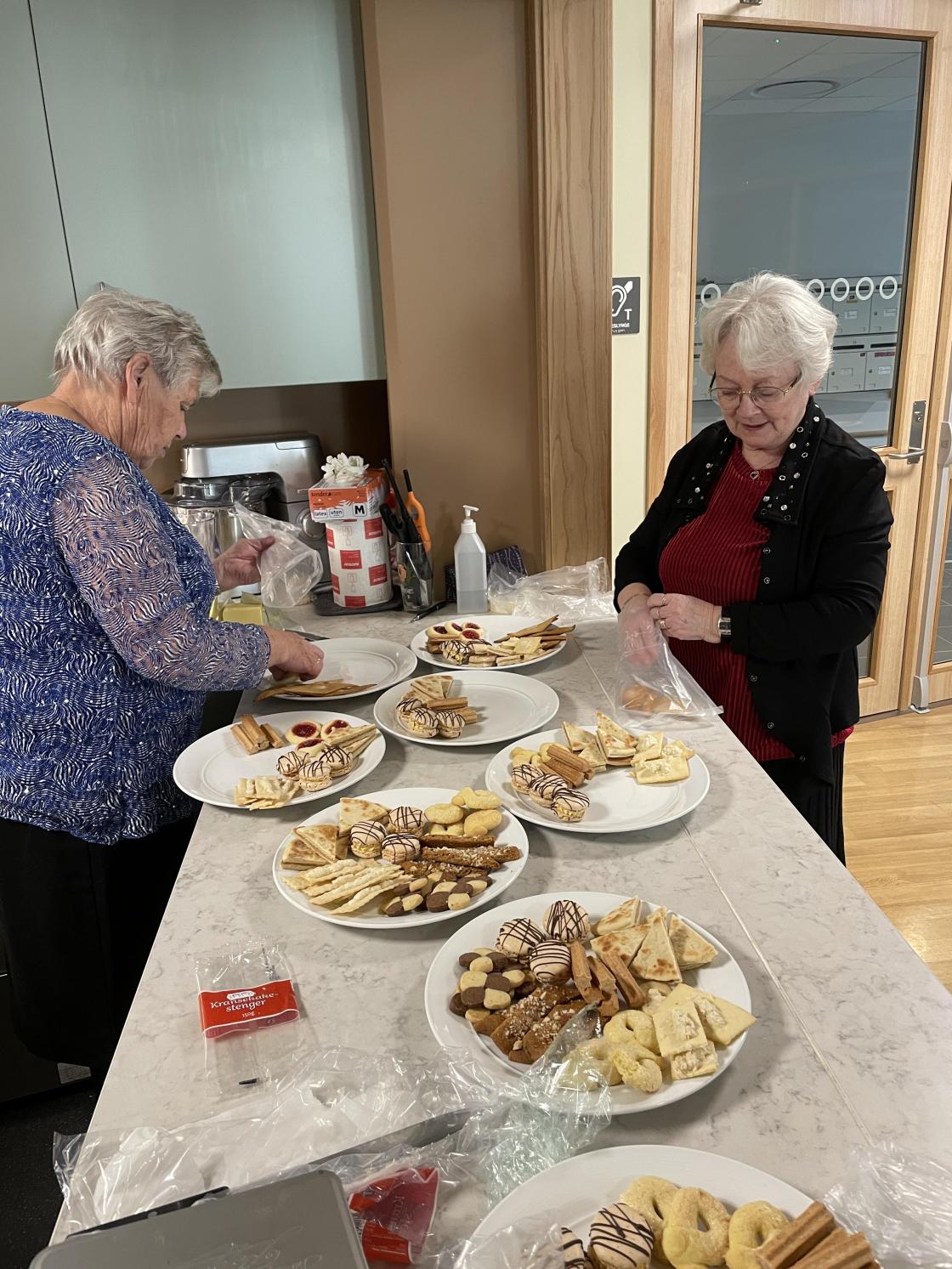 Rigmor og Mariann legger opp julebakst