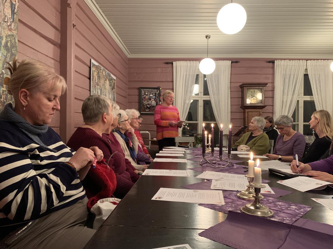 Trine Steen - styreleder i Reidvin-tunet, fortalte om Auenstua og Bryggerhuset