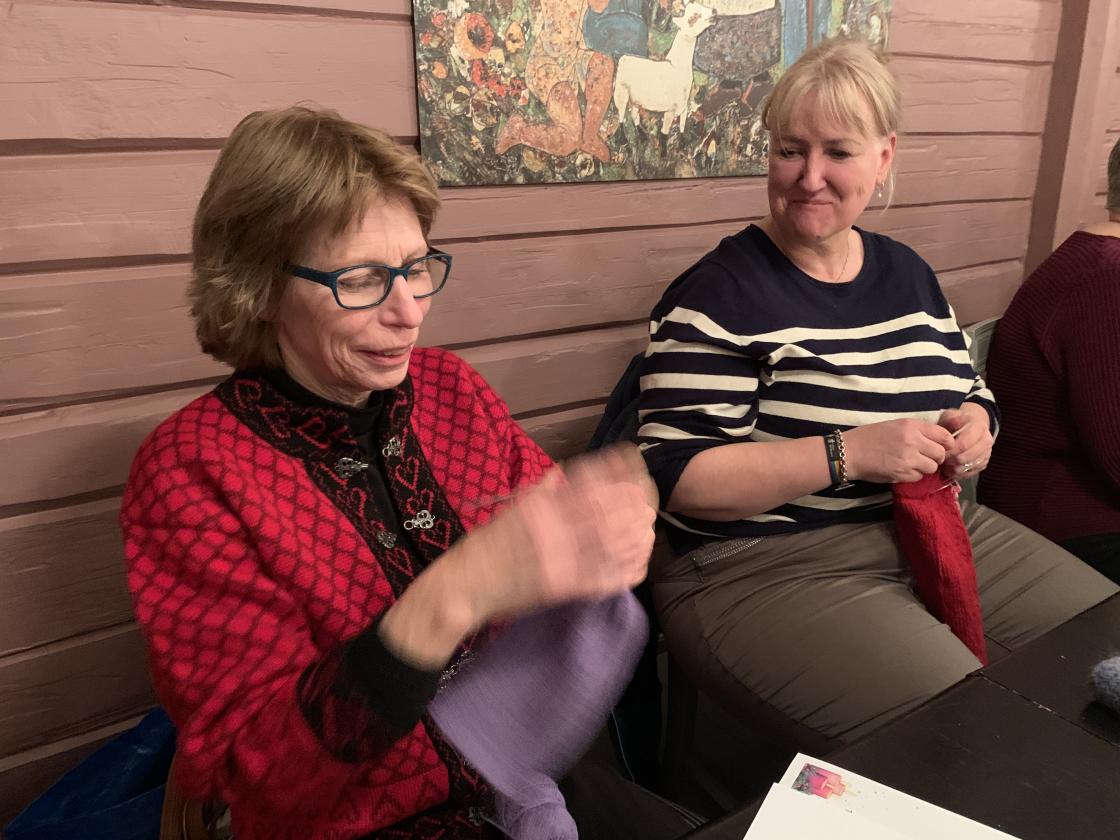 Langnisselue strikker Lene Bråtejordet, mens Anne K Auen strikket hals - flittige fingre