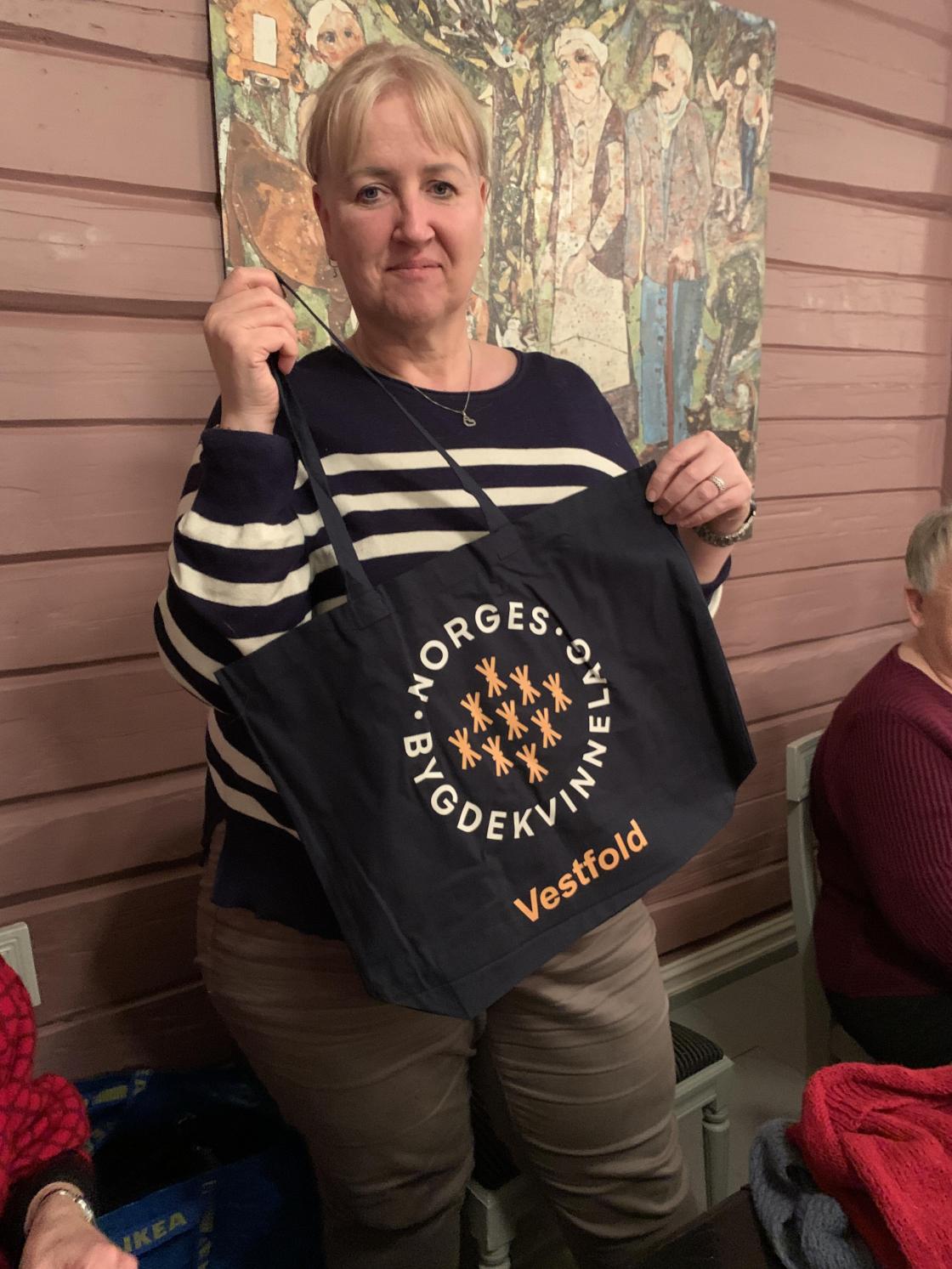 Og Lene var kremmer og reklamerte for hettejakker og nett med logo på