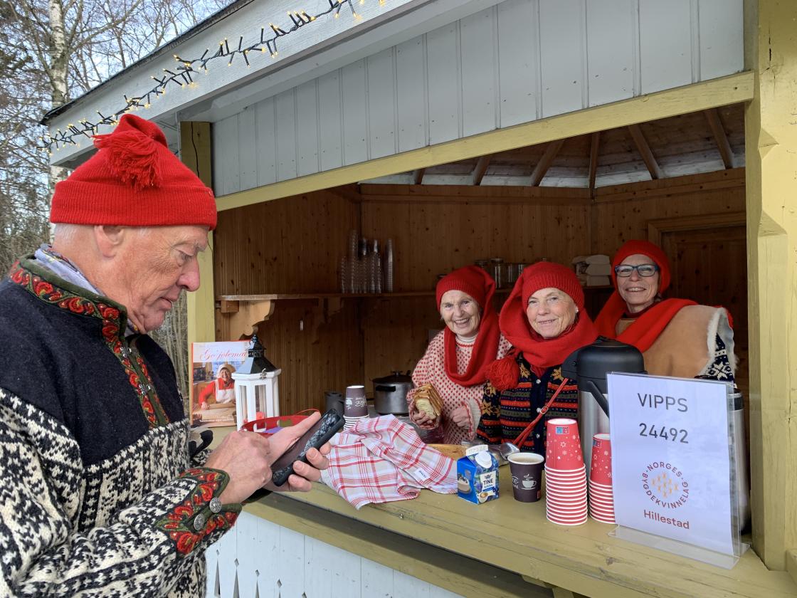Blide nissekoner venter på vipps ;) Mary Ann Aasen, Torunn Solberg og Anne Krøgli Auen - Arne Lunde dypt konsentrert