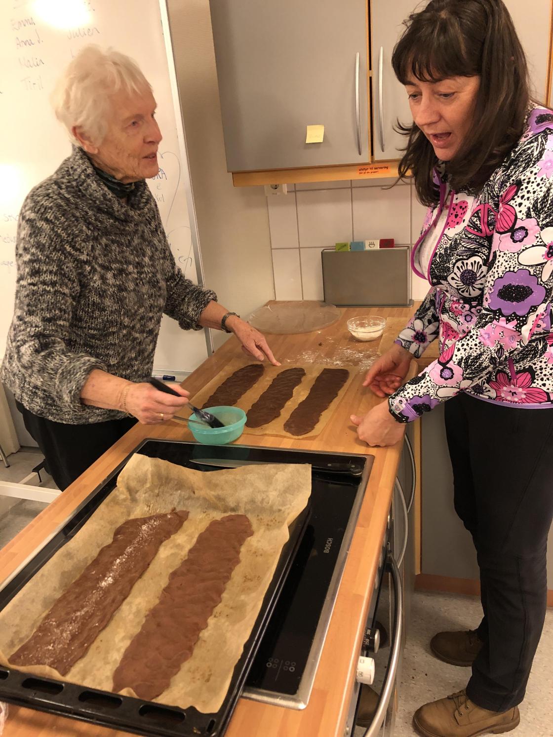 Liv og Scilla kommuniserer godt om sjokopinnane.