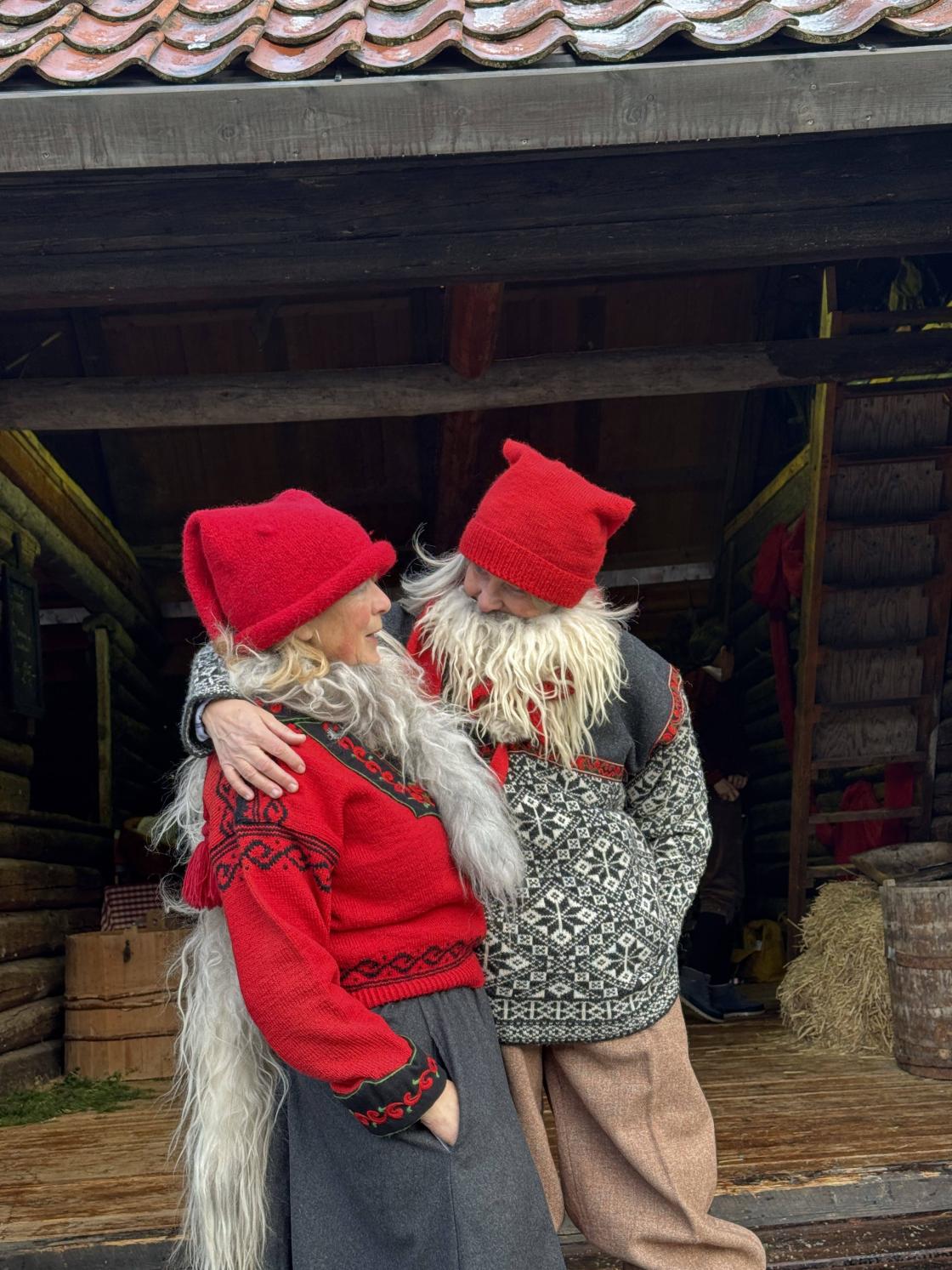 En fortrolig samtale mellom likesinnede på låvebrua