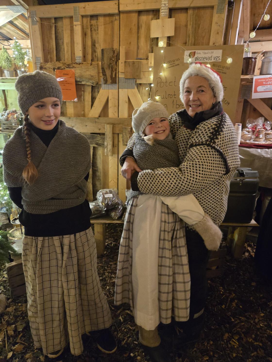 Gunn Marie Orre Hetlefåt med sitt barnebarn som er skuespiller i Julespillet