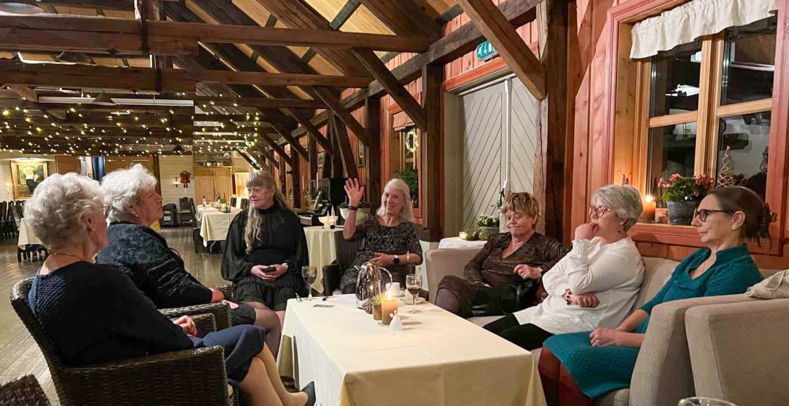 En fin gjeng bygdedamer nyter førjulskvelden