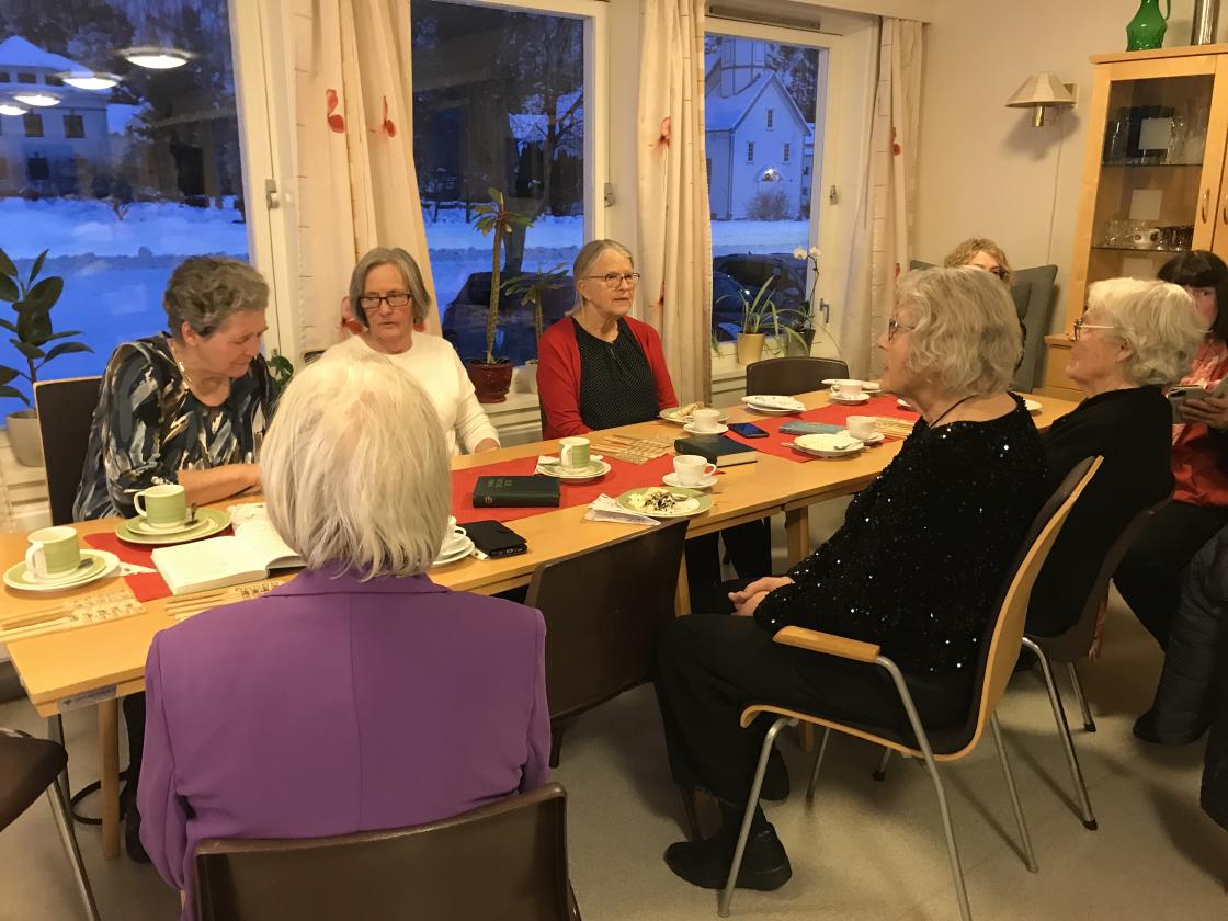 Mange bygdekvinner stilte opp med kaker, gevinster og tillaging.