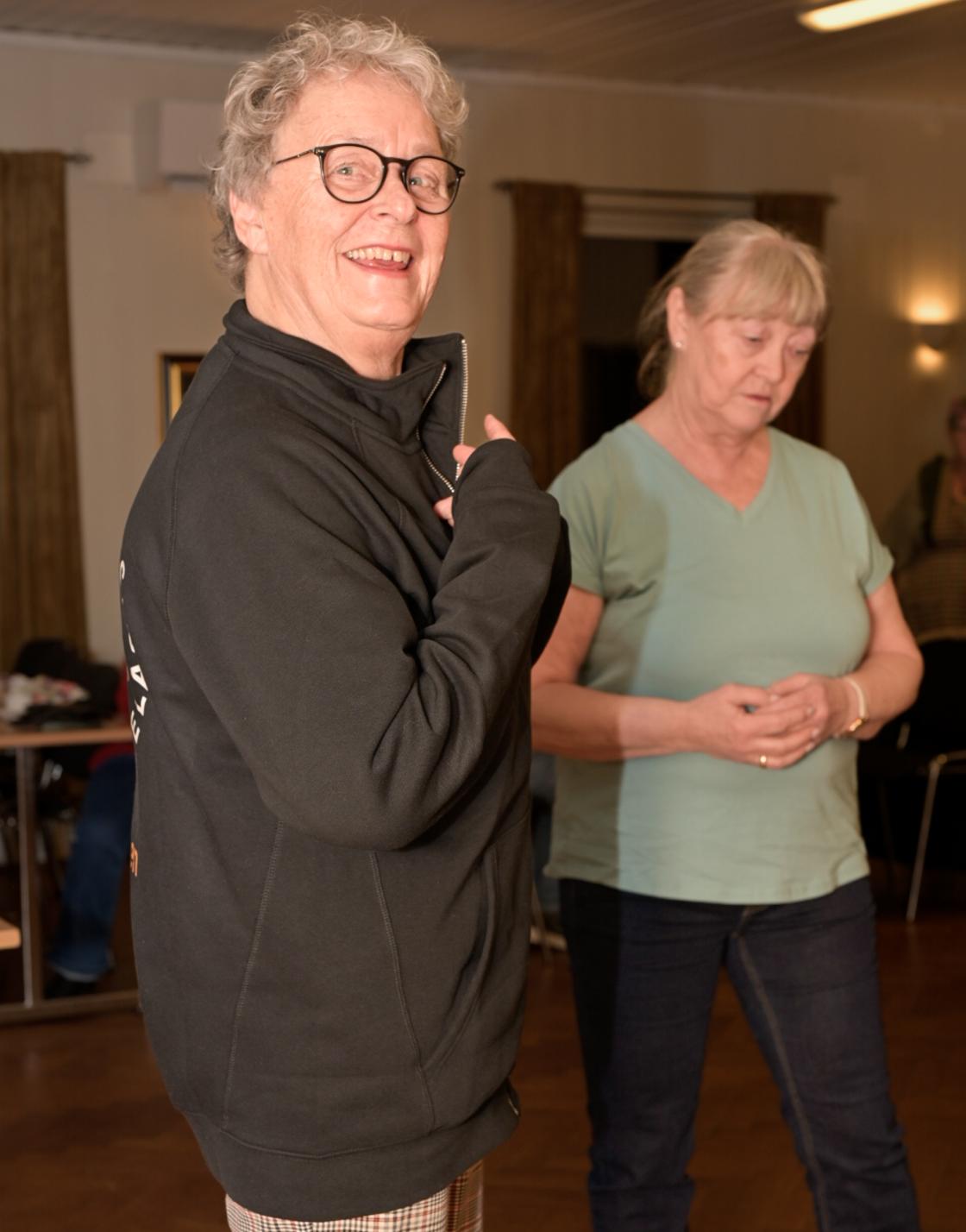 Torill Holland får prøve jakke, passer perfekt.